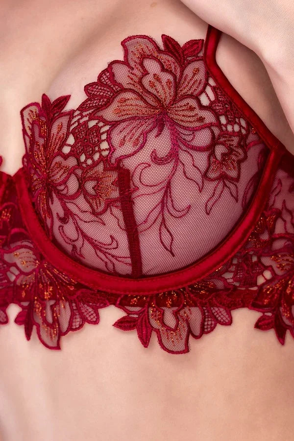 Ensemble brodé bois de rose par Mapalé lingerie