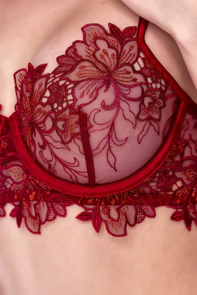 Ensemble brodé bois de rose par Mapalé lingerie